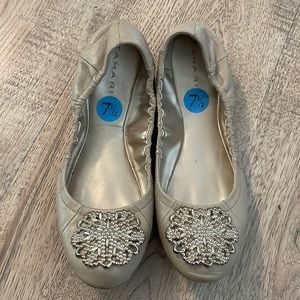 Tahari Womens Champagne Ballet Flats with Decorative Brooch